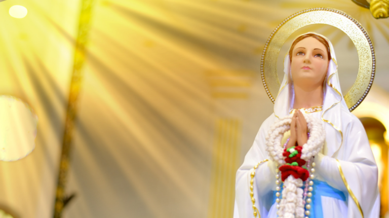 Nossa Senhora Rainha da Paz: Encontrando Tranquilidade nos Braços Maternais