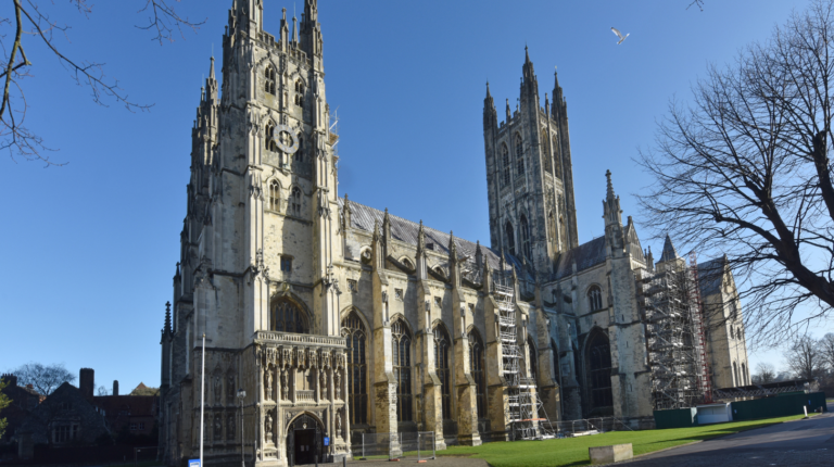 Canterbury, Reino Unido: Explore a Catedral de Canterbury, um local sagrado e histórico associado ao arcebispo Thomas Becket