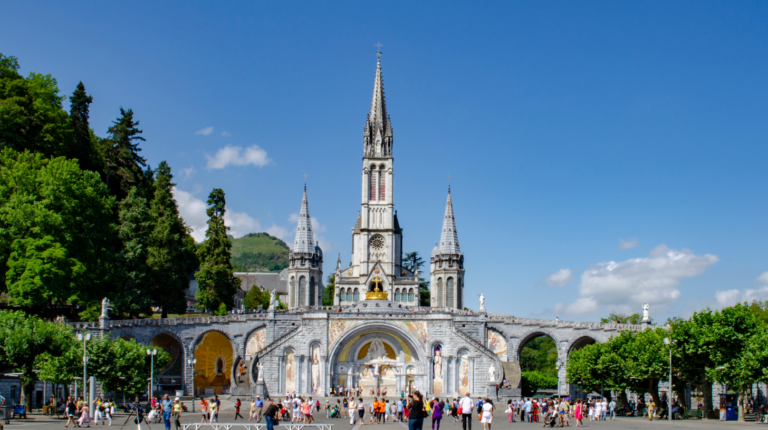 Lourdes, França: Descubra a espiritualidade e o milagre no Santuário de Nossa Senhora de Lourdes