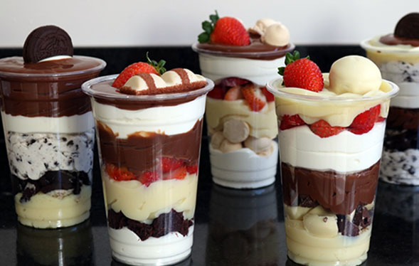 Copo da Felicidade: sobremesa em pote com camadas de creme, chocolate e morangos