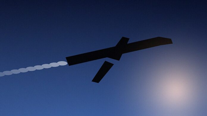Silhueta de avião decolando ao crepúsculo com céu azul profundo