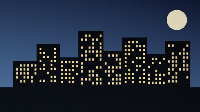 Skyline urbana noturna com lua cheia