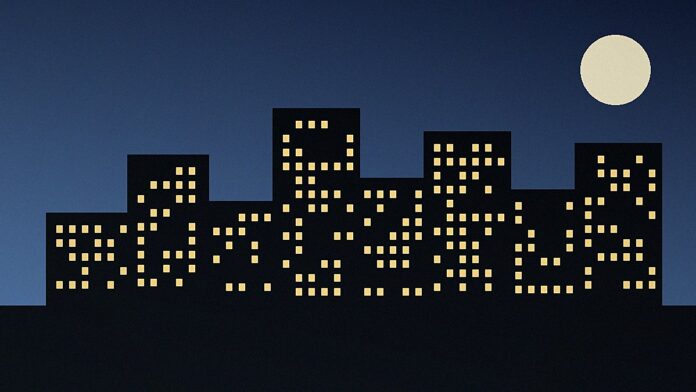 Skyline urbana noturna com lua cheia