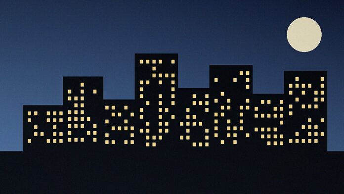 Skyline noturna de cidade com janelas iluminadas e lua cheia