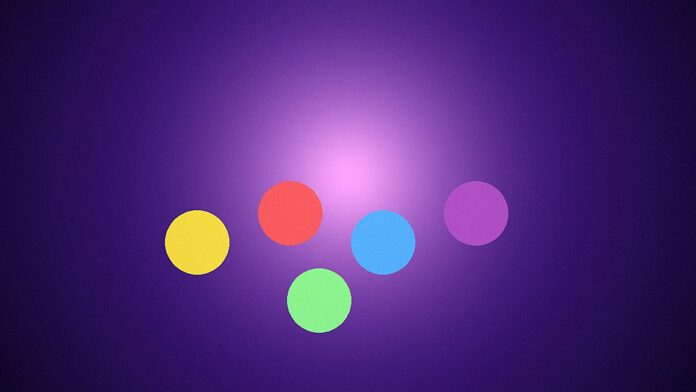 Bolas coloridas de loteria sobre fundo violeta