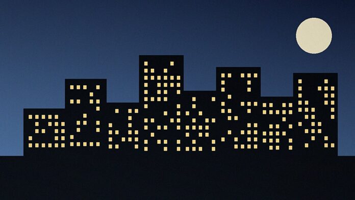 Skyline urbana noturna com lua cheia