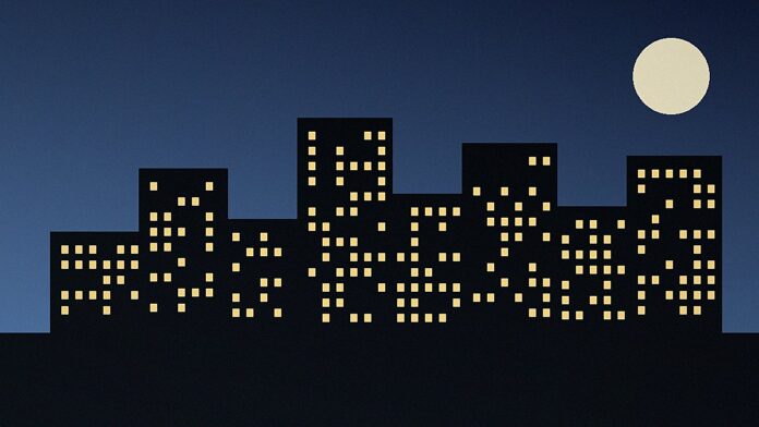 Skyline urbana noturna com lua cheia
