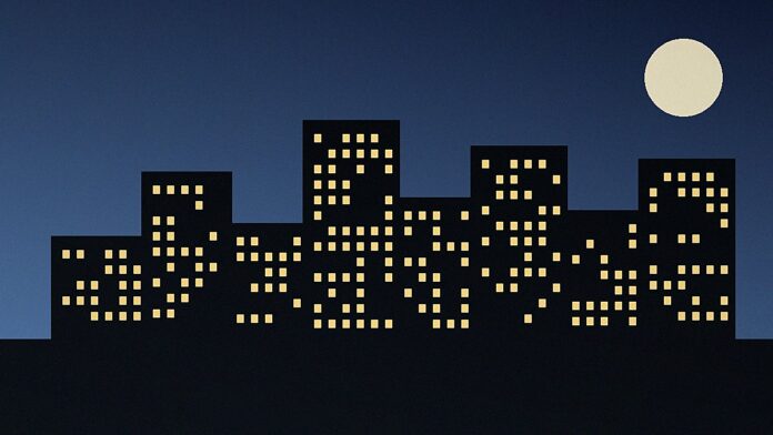 Skyline urbana noturna com lua cheia