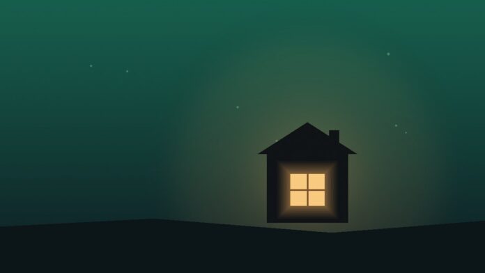 Silhueta de casa portuguesa com janela iluminada ao anoitecer, simbolizando o apoio do Programa E-LAR para eletrificar o lar