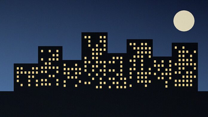 Skyline urbana noturna com lua cheia